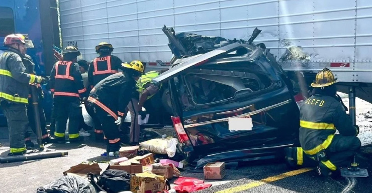 Caminhão colide com minivan na Turnpike da Flórida, causando investigação de homicídio no trânsito