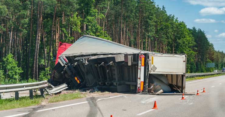 Caminhão tipo carreta capota e fecha todas as faixas da I-95 Norte em Boca Raton