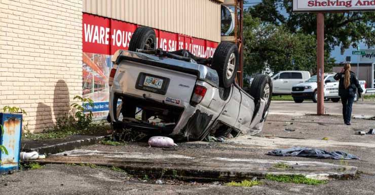 Capotamento em Fort Myers deixa três pessoas feridas no domingo.