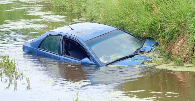 Carro cai em canal no Condado de Palm Beach.
