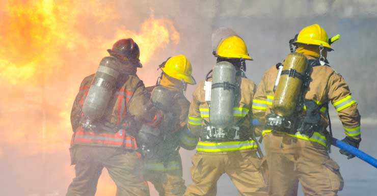 Corpo de Bombeiros de Miami atende incêndio em apartamento próximo à Southwest 12th Avenue