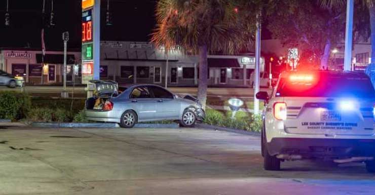 Criança dirige carro e bate em árvore na US-41, no sul de Fort Myers.