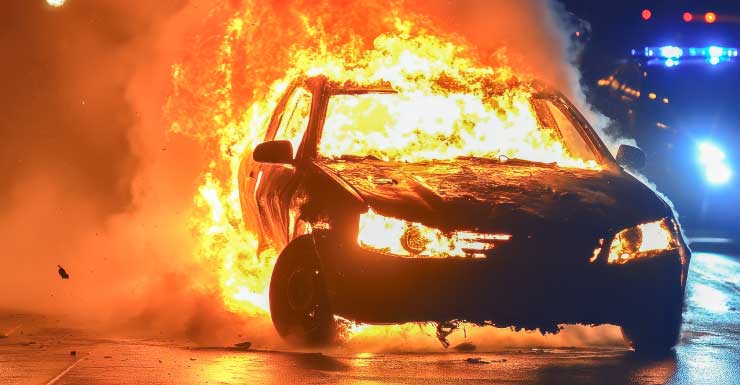 Departamento de Bombeiros apaga incêndio em veículo na noite de sexta-feira em Fort Myers