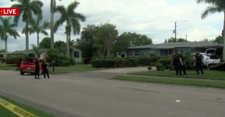 Dois detidos após carro quase bater em casa na Lafayette Street, em Fort Myers.