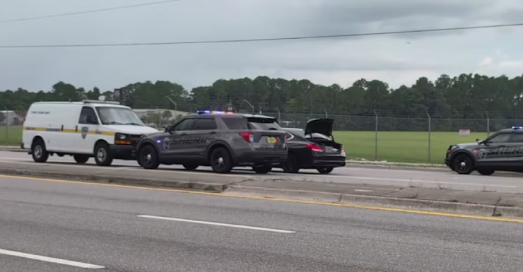 Dois veículos trocam tiros em incidente de “fúria no trânsito” perto da Atlantic Blvd e St. Johns Bluff JSO