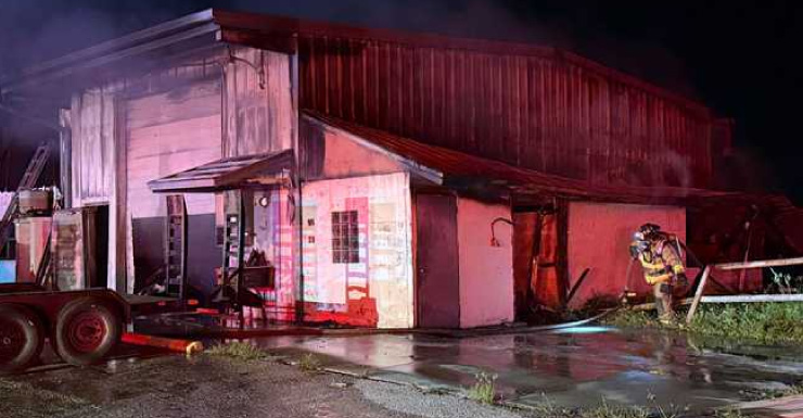 Equipes respondem a incêndio em estrutura comercial na Jones Loop Road, Condado de Charlotte