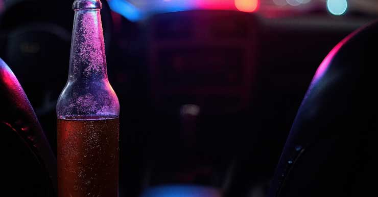 Homem de Flagler é encontrado deitado ao lado de cervo e enfrenta acusação de DUI após acidente.