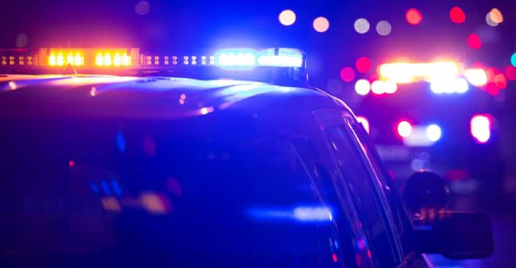 Homem sem-teto vestido com roupas femininas é preso após morder gravemente outro homem a caminho do mercado