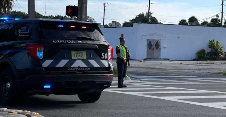 Homem sobre capô de carro fica gravemente ferido em acidente na SR-520 em Cocoa, segundo a polícia