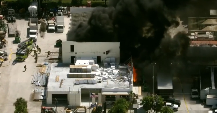 Incêndio atinge galpão em construção em Opa-locka
