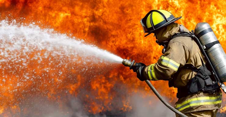 Incêndio em garagem atinge casa em Sunrise; moradores e animais estão seguros