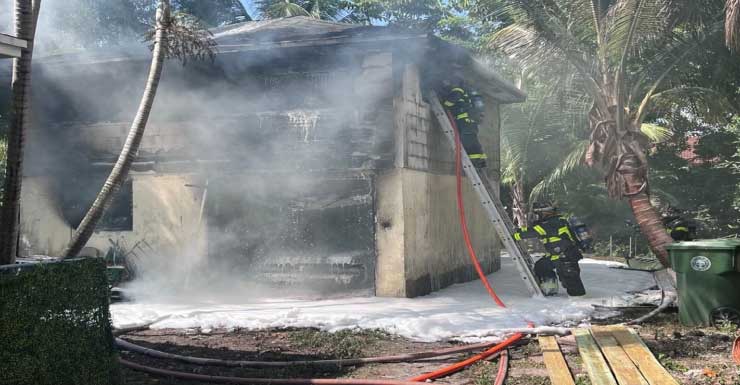 Incêndio irrompe em garagem de dois andares com residência em Miami