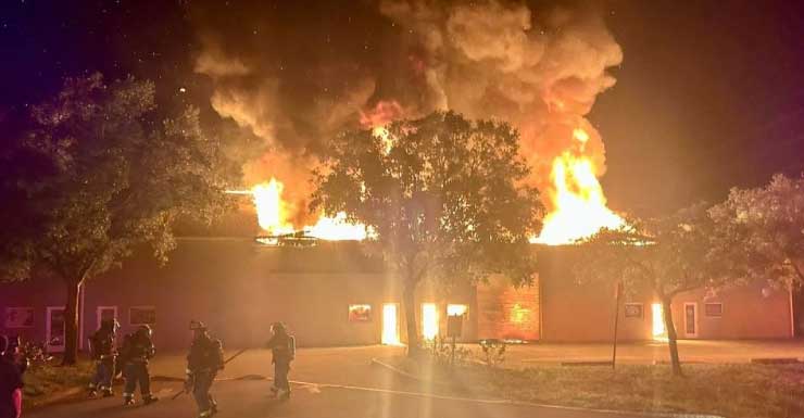 Incêndio noturno consome galpão em Port St. Lucie e gera investigação