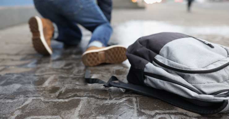 Inquilina de Ocala processa proprietária após queda em piso externo com azulejos escorregadios