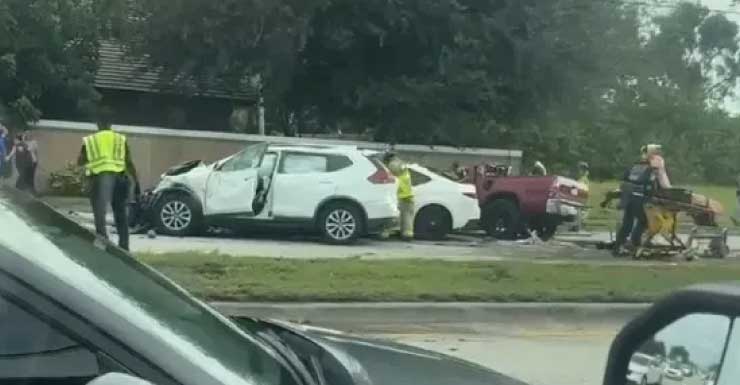 Investigação de acidente fatal após Toyota Tacoma vermelha perder o controle em Palm Springs.