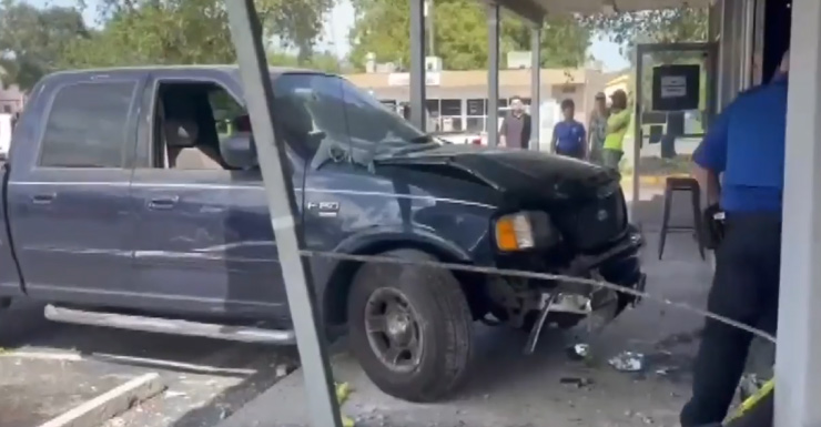 Motorista de caminhonete colide com pub em Margate; prédio é considerado estrutura insegura, dizem autoridades