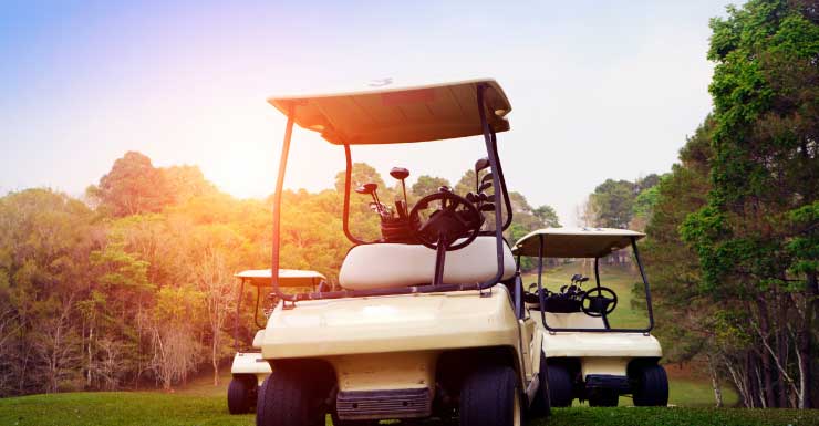 Mulher de 75 anos atropela e mata outra mulher com carrinho de golfe.