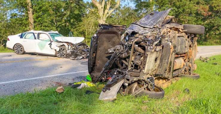 Oito pessoas ficam feridas em acidente com cinco veículos em Walnut Hill.