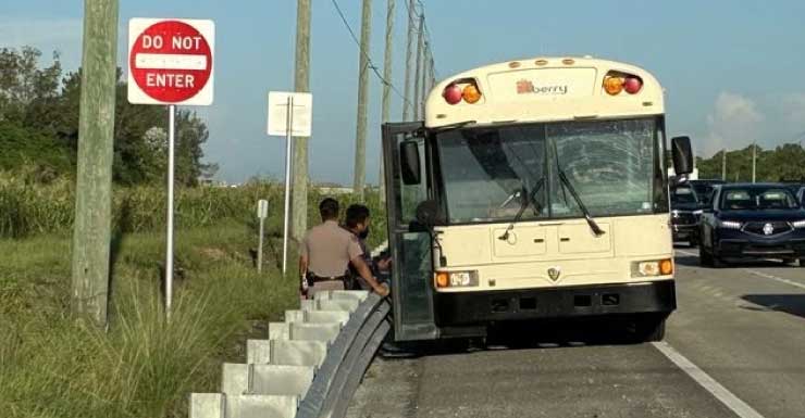Ônibus com trabalhadores migrantes é atingido na Southern Blvd. em Loxahatchee