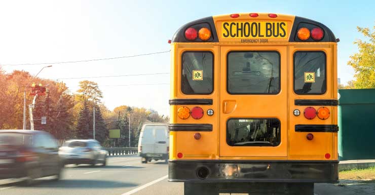 Ônibus escolar com 37 pessoas se envolve em acidente leve na Boca Ciega High School