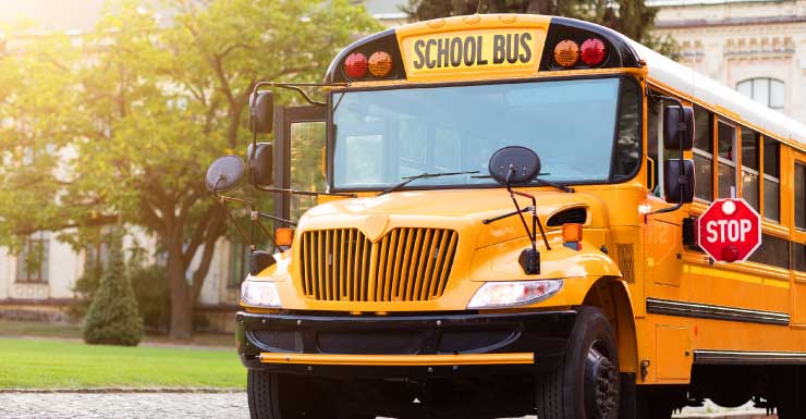 Pelo menos 3 pessoas ficam feridas em acidente com ônibus escolar em Cape Coral; nenhum aluno estava a bordo