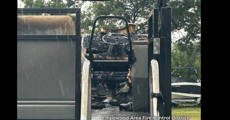 Raio causa incêndio em barco em Englewood