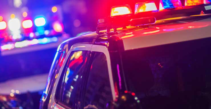 Recém-casada é acusada de violência doméstica armada com facas e arma de fogo em Miami