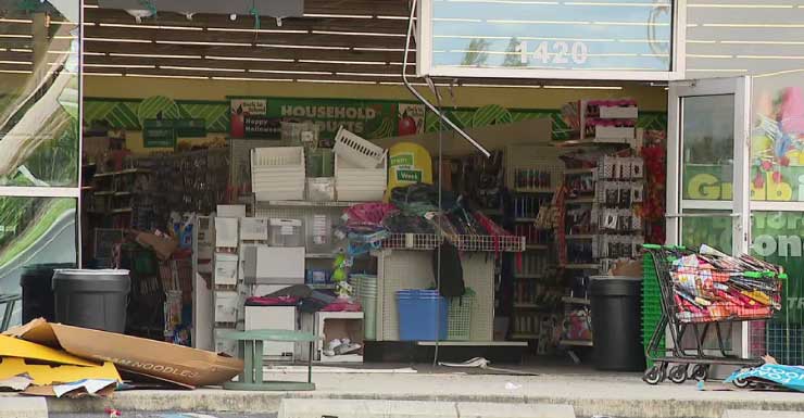 SUV colide com loja Dollar Tree em Ruskin