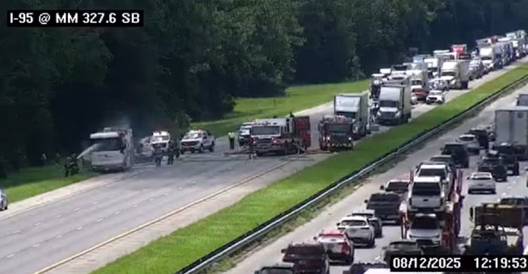 Todas as faixas reabertas após incêndio em motorhome na I-95 Norte, no Condado de St. Johns