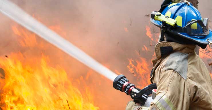 Três pessoas recebem atendimento após incêndio em condomínio de alto padrão em North Miami Beach
