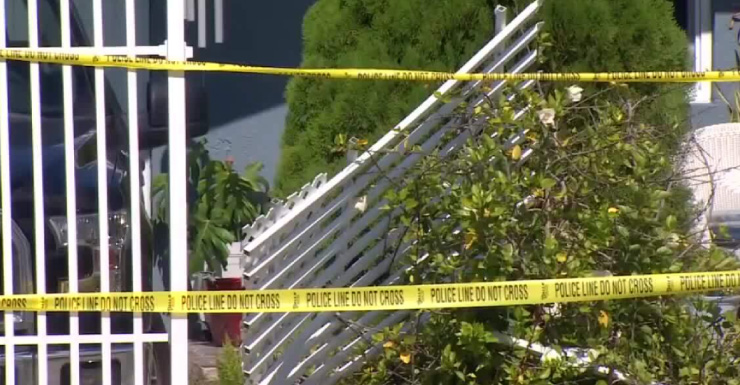 Uma pessoa é hospitalizada após carro colidir com portão em residência no sudoeste de Miami-Dade