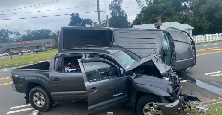 Uma pessoa fica gravemente ferida em acidente com vários veículos no Condado de Liberty