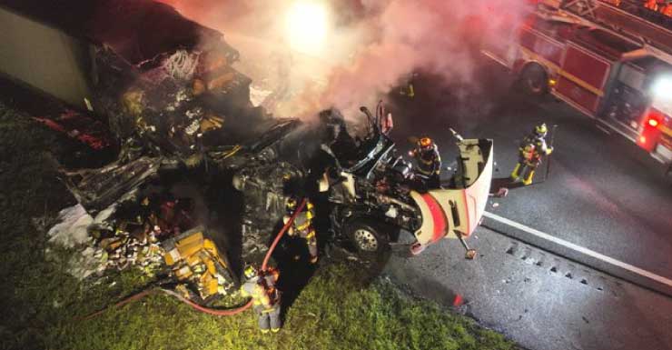VÍDEO 2 escapam de ferimentos após caminhão pegar fogo na I-4, no Condado de Seminole