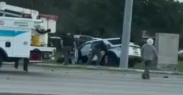 Viatura de delegado vai parar no gramado após colisão leve com feridos em Boynton Beach