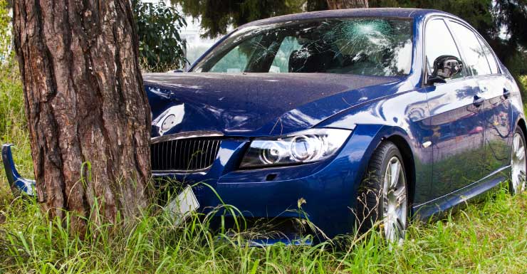 1 morto e 1 ferido após carro ficar no ar e bater em árvore no Condado de Lake, dizem os policiais