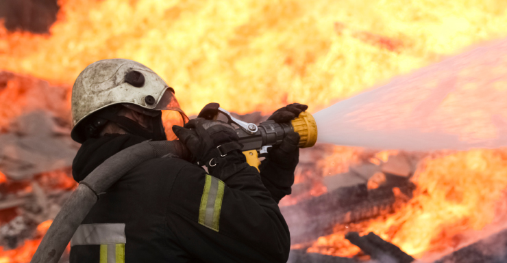 2 hospitalizados, incluindo bombeiro, após incêndio em residência em Indialantic