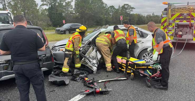 2 pessoas hospitalizadas e estrada interditada após acidente em Weeki Wachee