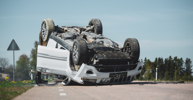 3 feridos após veículo capotar e bater na I-4, no Condado de Seminole