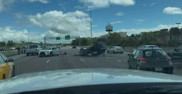 3 feridos em capotamento na I-4 no Condado de Osceola, próximo aos parques temáticos