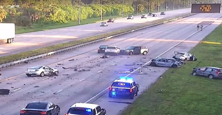 3 mortos em acidente com 8 veículos na direção contrária na I-95, Condado de Brevard