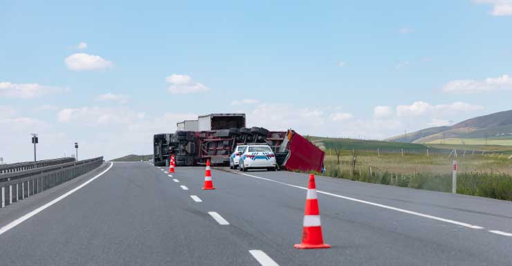 Acidente com caminhão bloqueia faixas sul na Turnpike perto da Lantana Road