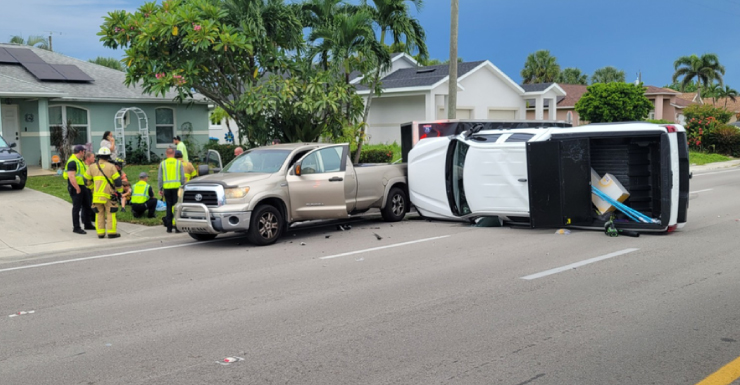 Acidente com capotamento na Cape Coral Pkwy W sentido leste na terça-feira