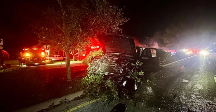 Acidente com incêndio na Hagen Ranch Road deixa uma pessoa ferida e destrói dois carros