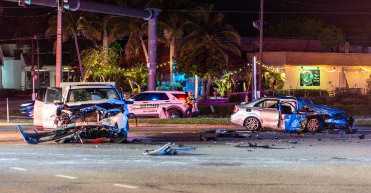 Acidente de carro em Lee County leva 3 ao hospital na noite de domingo