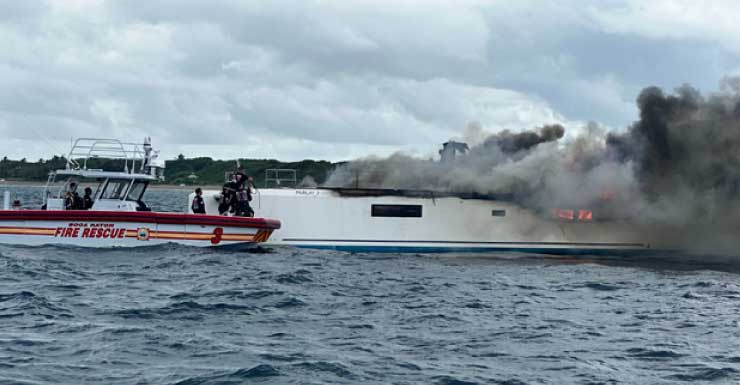 Boca Raton Fire Rescue atende incêndio em barco
