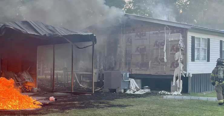 Bombeiros de Bradford County controlam incêndio em estrutura e resgatam animal de estimação