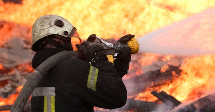 Bombeiros de Gainesville combatem incêndio no Arbor Apartments