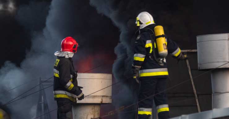 Bombeiros do Condado de Hillsborough evitam que incêndio em garagem de Apollo Beach se espalhe para dentro da casa