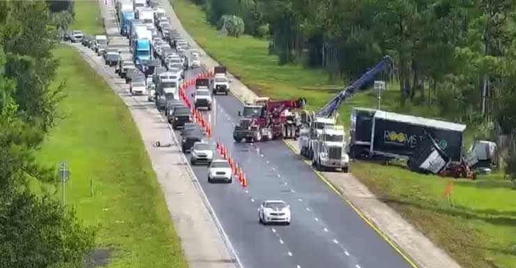 Caminhão da Rooms To Go causa acidente na I-95 em Martin County, deixando feridos e grandes congestionamentos