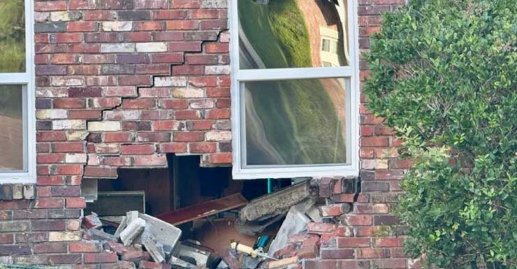 Carro colide com casa em Escambia County após fugir de policiais